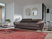 Kožna sofa Kent, braon boje u modernom ambijentu dnevne sobe