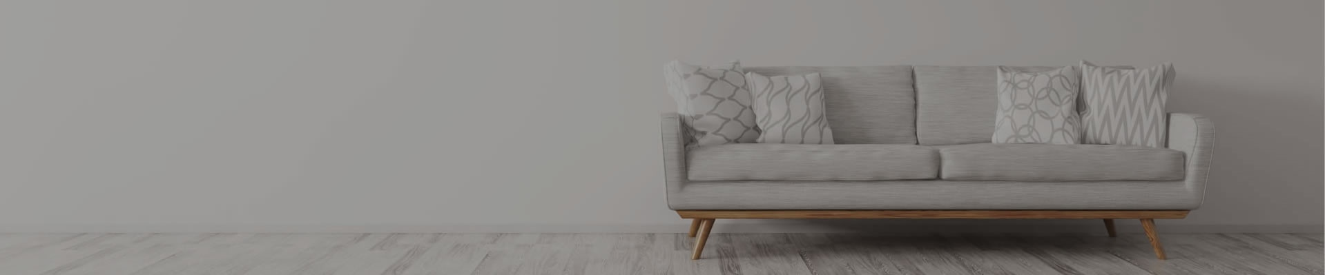 Sofa bele boje sa ukrasnim jastucima u minimalističkom ambijentu